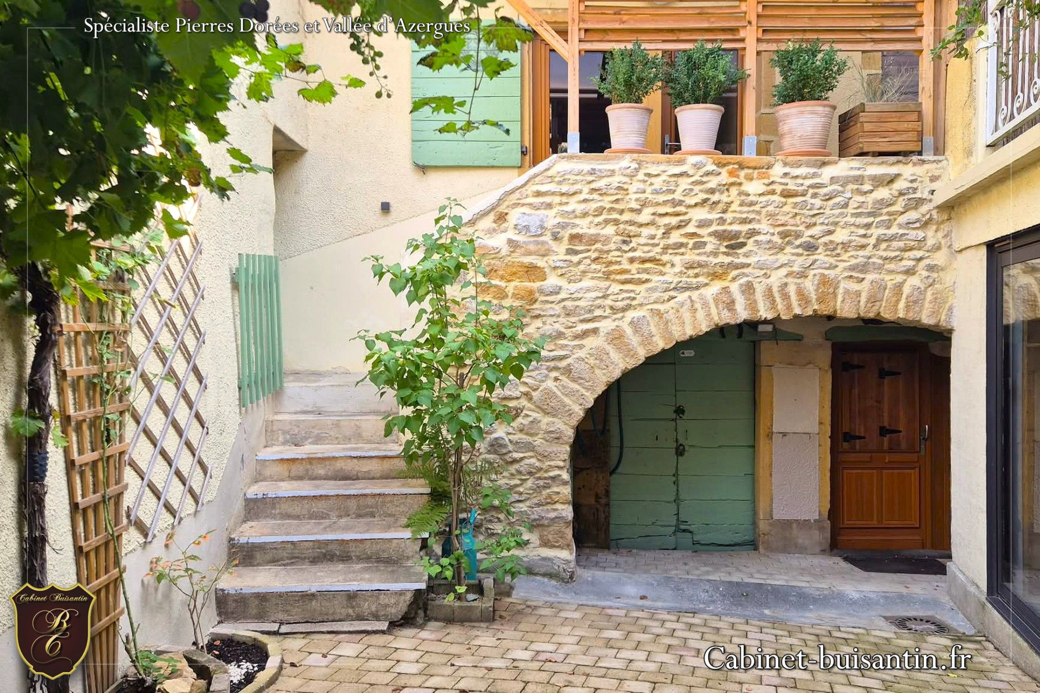 Maison de village en pierres avec terrasse et cour